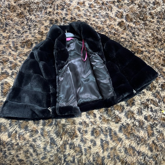 Betsey Johnson Black Faux Fur Cape - Picture 6 of 8